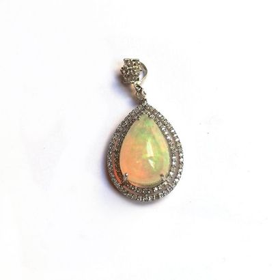 PENDENTIF en or gris 18k (750/°°) centré...