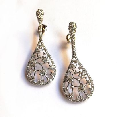 Paire de BOUCLES D'OREILLE en or gris 18k...