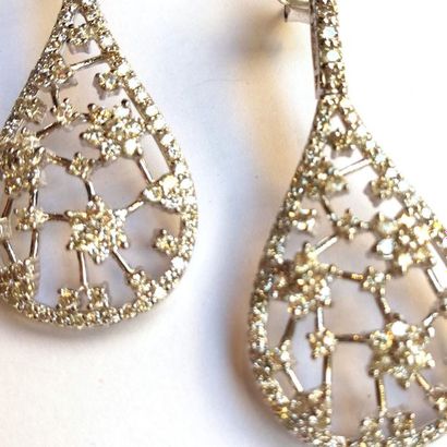 Paire de BOUCLES D'OREILLE en or gris 18k...