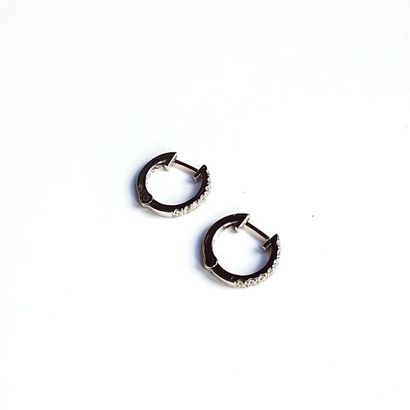 PAIRE DE CREOLES en or blanc 18K (750/°°)...