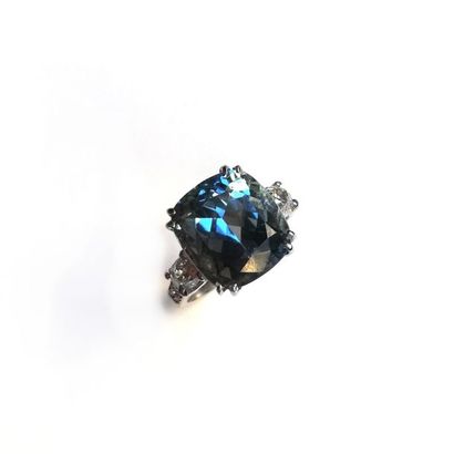 BAGUE en or gris 18k (750/°°), ornée d'une...