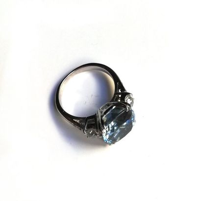 BAGUE en or gris 18k (750/°°), ornée d'une...