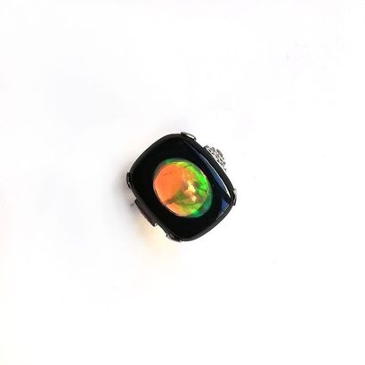 BAGUE en or gris 18K (750°/°°) sertie d'un...