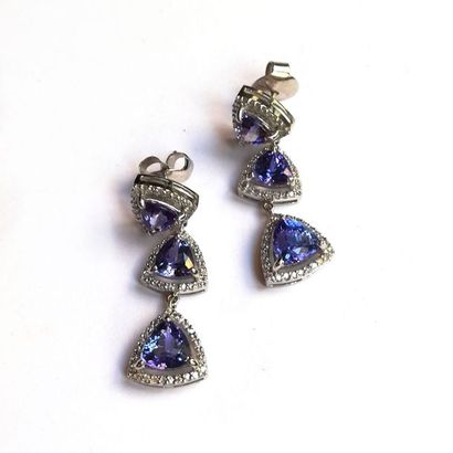Paire de PENDANTS D'OREILLE en or gris 18k...