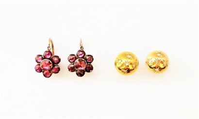 PAIRE DE BOUCLES D'OREILLE en or 18K (750/°°),...