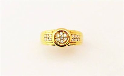 BAGUE en or 18K (750/°°), ornée d'un pavage...