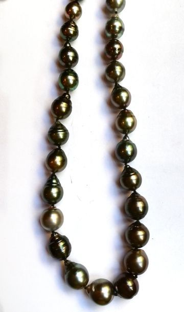 SAUTOIR de perles de Tahiti, le fermoir en...