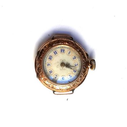 MONTRE DE COL en or à décor gravé de feuillages....