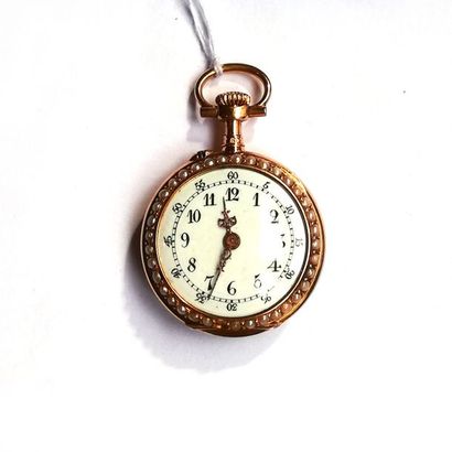 MONTRE DE COL en or 18K (750/°°) fond émaillé...