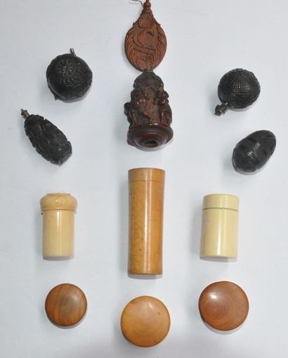 425 TER. LOT comprenant : 6 petits flacons...