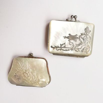 LOT de deux porte-monnaie en nacre, l'un...
