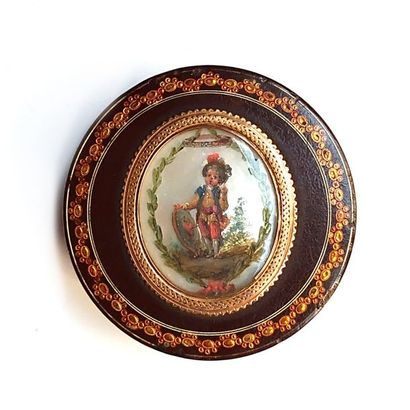 Petite BOITE ronde ornée d'un médaillon ovale...