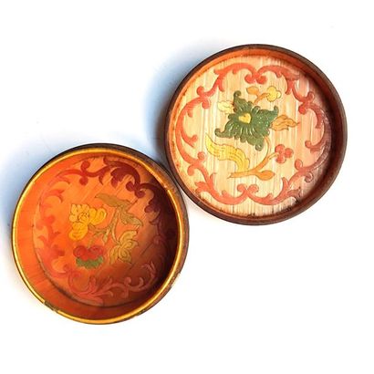 Petite BOITE ronde ornée d'un médaillon ovale...
