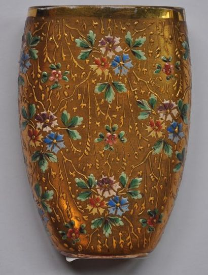 Petit VASE en verre émaillé de fleurettes...