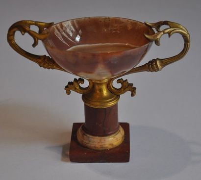 Petite COUPE en agate montée sur un pied...
