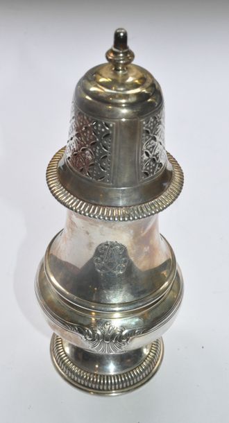 SAUPOUDREUSE sur piédouche en argent (925/°°)...
