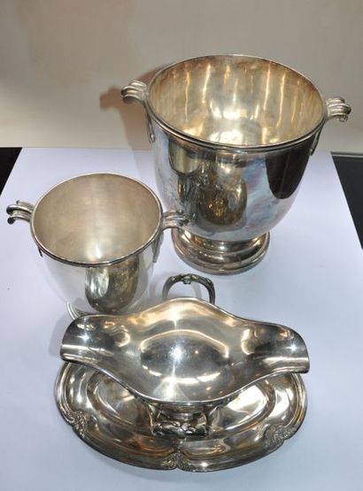 LOT en métal argenté comprenant : 1 saucière...