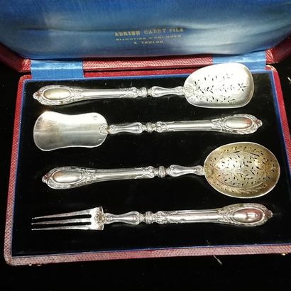 Couverts de service, 4 pièces. Ecrin.
