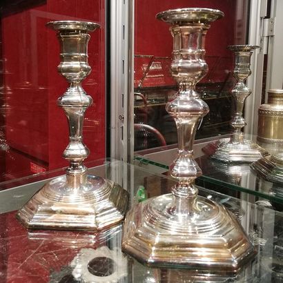 Paire de petits bougeoirs en métal argen...