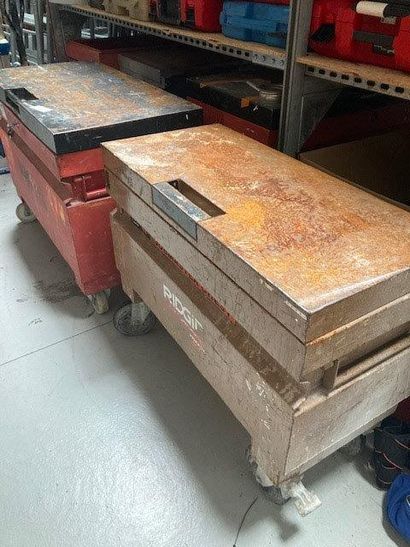 LOT comprenant :
- 1 bureau stratifié bois...