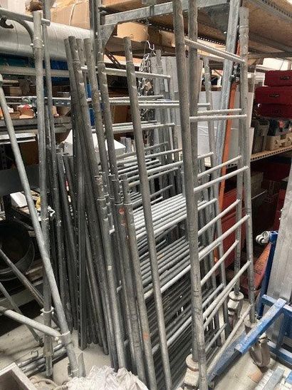 LOT comprenant :
- 1 bureau stratifié bois...