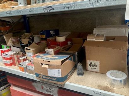 LOT comprenant :
- 1 bureau stratifié bois...