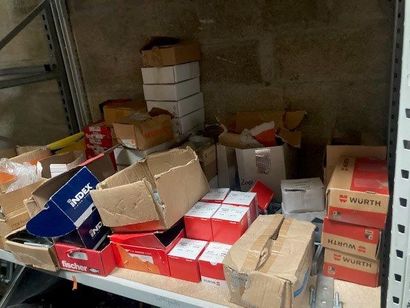 LOT comprenant :
- 1 bureau stratifié bois...