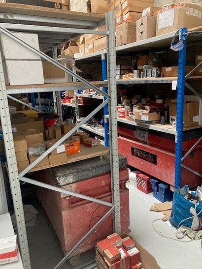 LOT comprenant :
- 1 bureau stratifié bois...