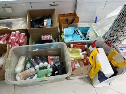 Important STOCK de produits cosmétiques et...