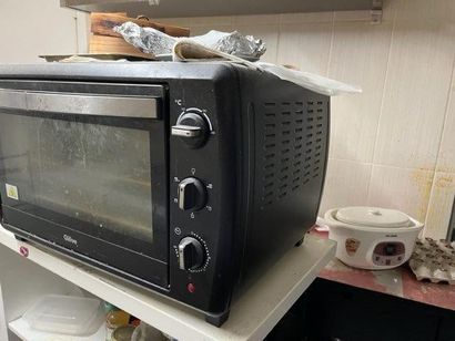 - 1 commode ouvrant par 6 tiroirs, mélaminé...
