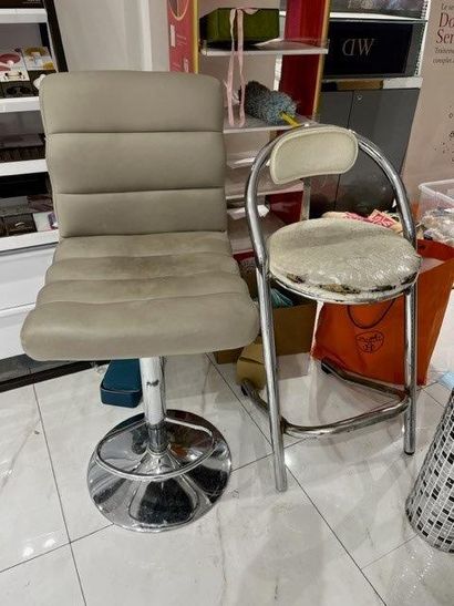 - 2 chaises hautes (mauvais état)
- 1 lot...