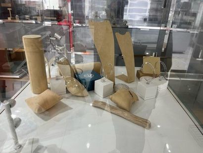 - 2 chaises hautes (mauvais état)
- 1 lot...