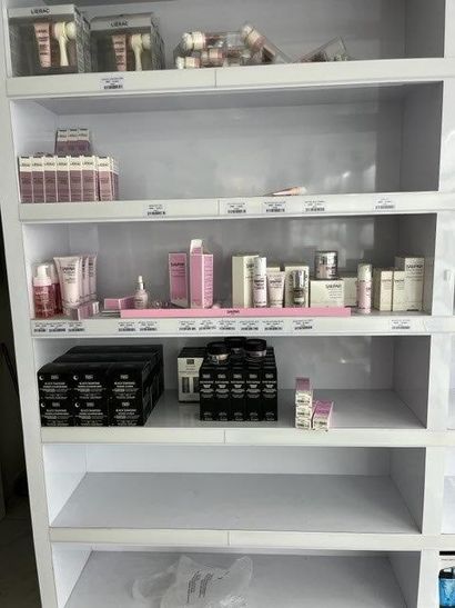 Important STOCK de produits cosmétiques et...
