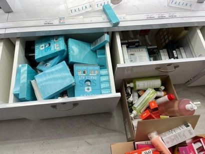 Important STOCK de produits cosmétiques et...