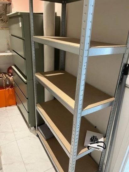 - 1 étagère 5 niveaux, métal
- 2 commodes...