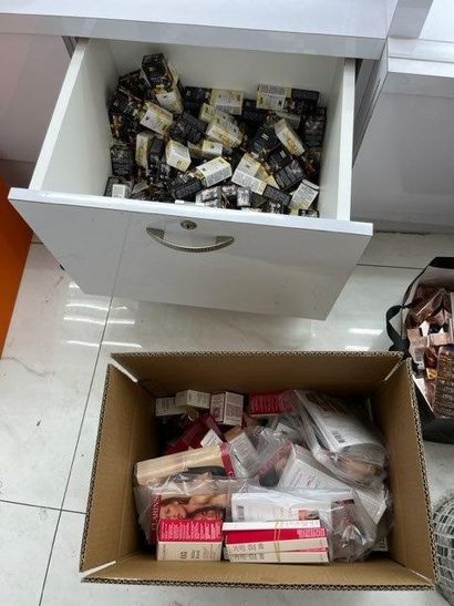 Important STOCK de produits cosmétiques et...