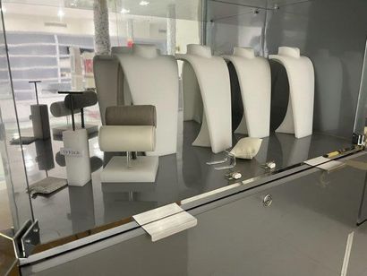 - 2 chaises hautes (mauvais état)
- 1 lot...