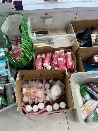 Important STOCK de produits cosmétiques et...