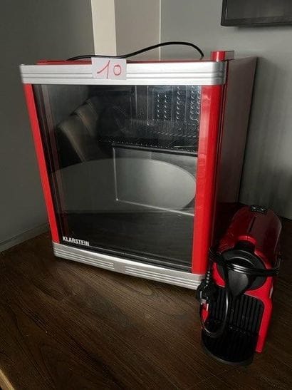 - 1 mini réfrigérateur KLARSTEIN
- 1 machine...