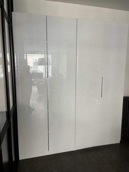 - 2 armoires 2 portes, mélaminé blanc
- 1...