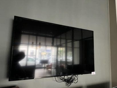 1 écran TV 121 cm
