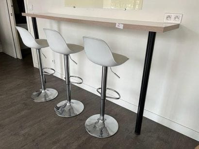 - 1 mange-debout métal 
- 6 chaises hautes
-...