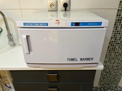- 2 rolls-on 
- 1 appareil à cire WAX WARMER...