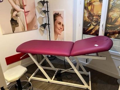 - 1 lit de soins 
- 1 tabouret skaï beige...