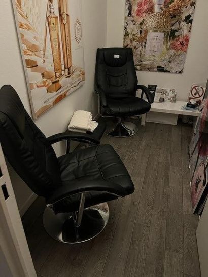 - 2 fauteuils en skaï noir piétement rond...