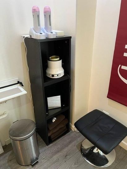 - 1 lit de soins
- 1 étagère colonne en stratifié...