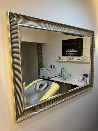 - 1 lit de soins 
- 1 étagère colonne en...