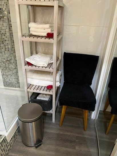 - 1 lit de soins 
- 1 étagère colonne en...