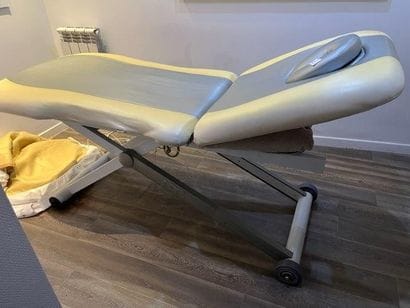 - 1 lit de soins 
- 1 étagère colonne en...