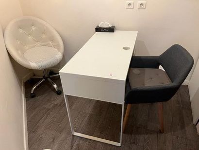 - 2 fauteuils 
- 1 bureau en stratifié blanc...